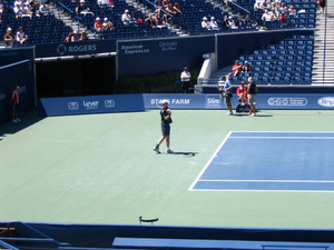 Andy Murray a Jarko Nieminen na začiatku štvrťfinálového zápasu na Roger's Cup v Toronte 11. augusta 2006                       